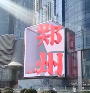 街道上有店铺的标志 中度可信度描述已自动生成