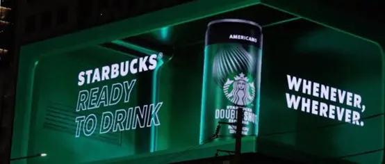 夜晚街道上店铺的标志绿色背景白色的字 描述已自动生成