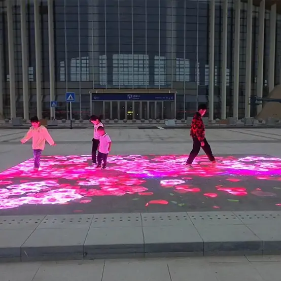 穿粉色衣服的女孩在广场上 中度可信度描述已自动生成