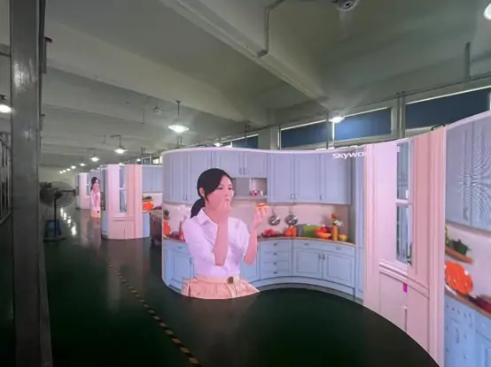 图片包含 天花板, 室内, 厨房, 男人 描述已自动生成