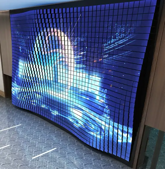 图片包含 建筑, 笼子, 蓝色, 男人 描述已自动生成