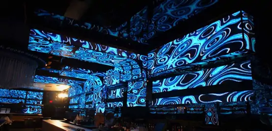 夜晚发光的建筑 低可信度描述已自动生成