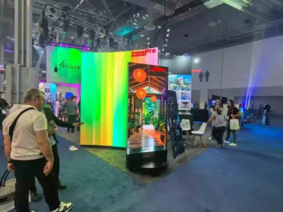 一群人站在商店门口 描述已自动生成