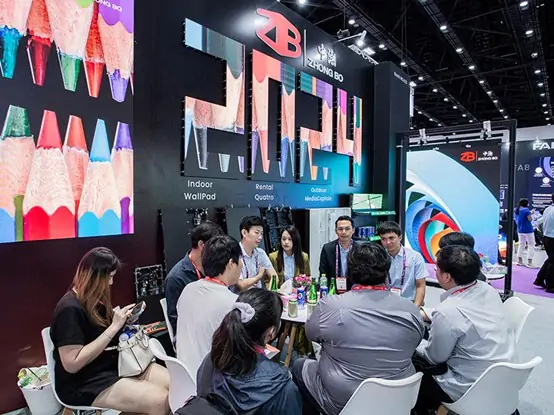 一群人站在室内 描述已自动生成