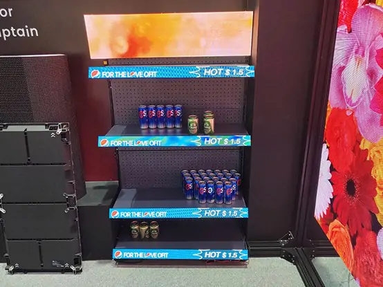 商店外的人群 描述已自动生成